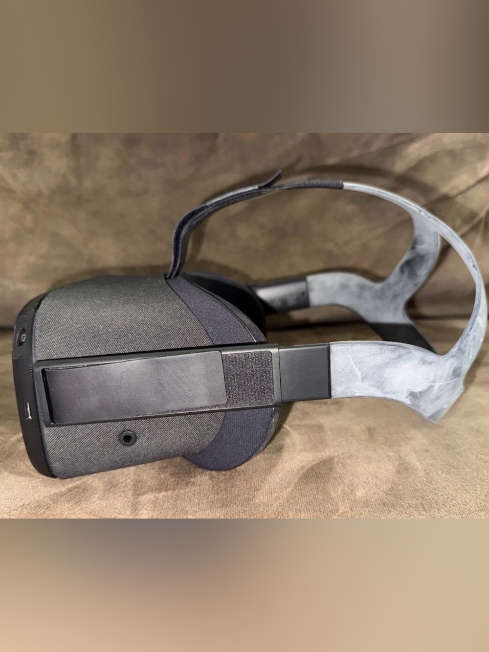 Oculus Quest Standalone VR Headset - Picture 5 of 7